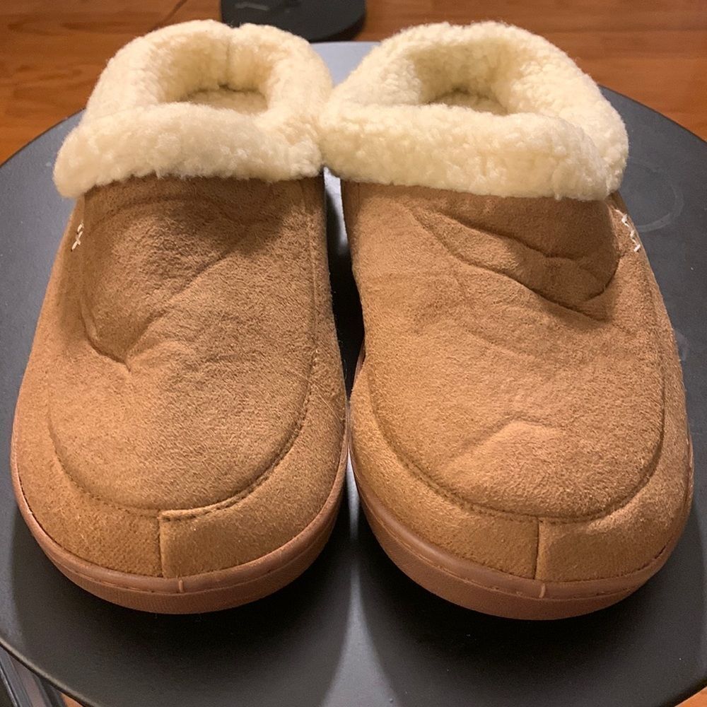 Newdenber Size 6-7 faux sheepskin slippers in tan & cream. NWOT